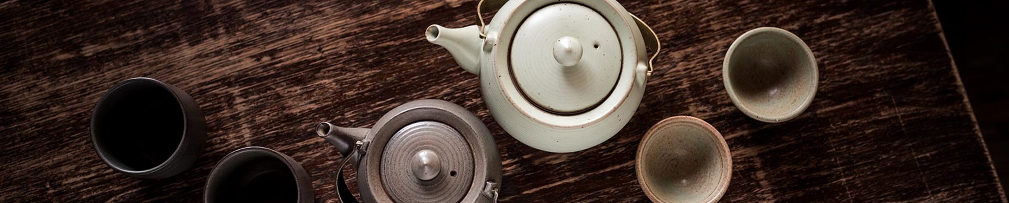 Teekannen und Teeschalen