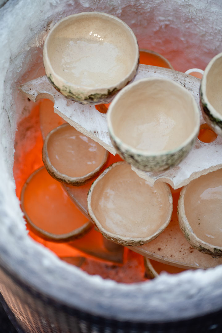 rotglühende Teeschalen in Ofen
