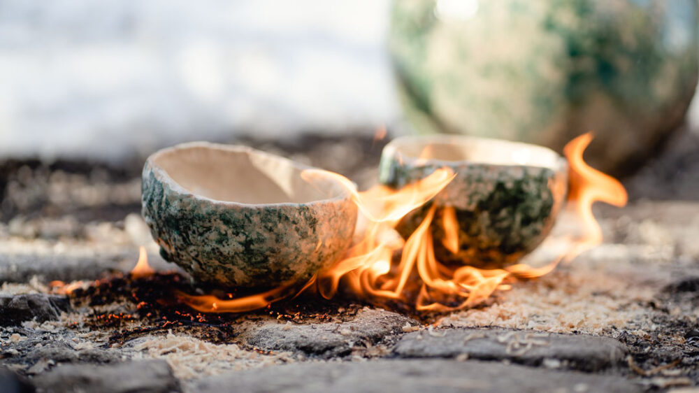 Raku-Keramik brennend auf KOpfsteinpflaster