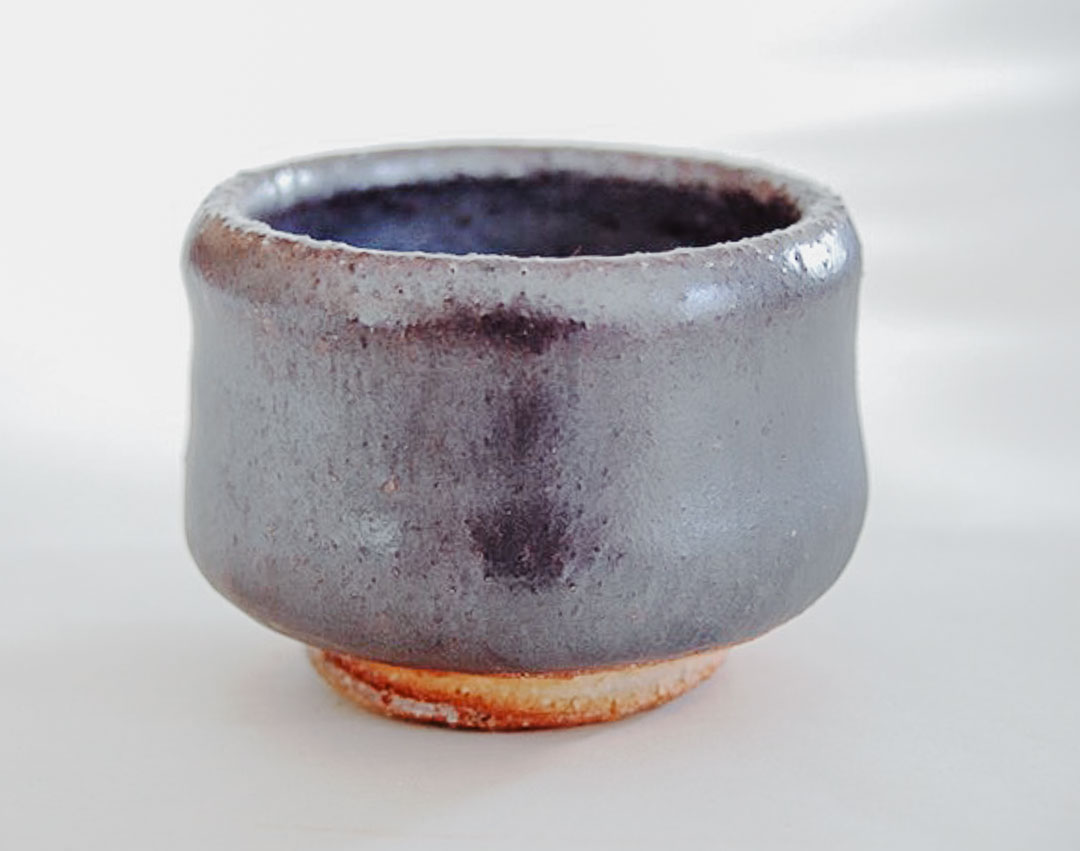 raku-keramik schale auf weiß